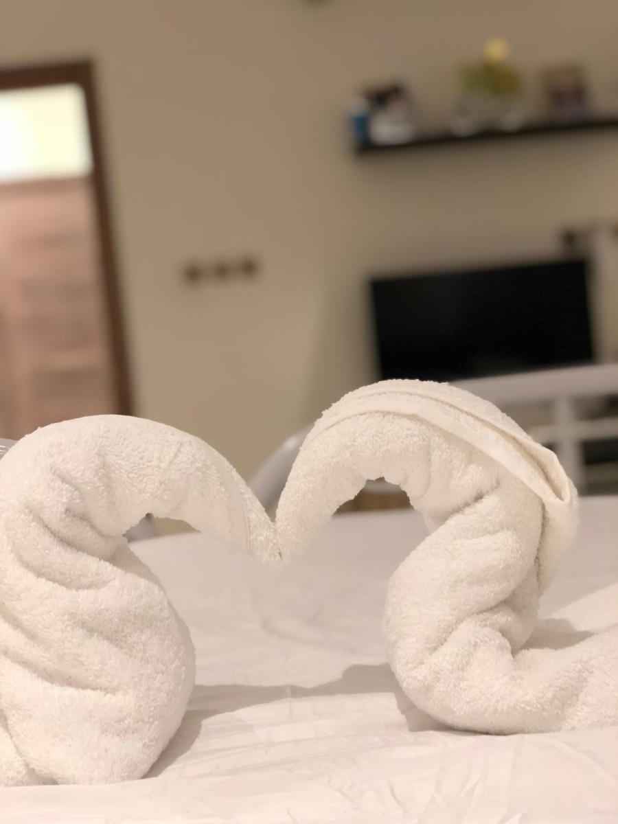 غرفة راقية ودورة مياه - main image
