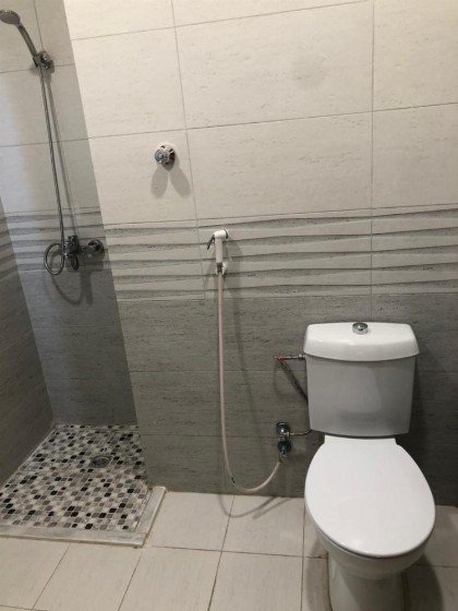 غرفة راقية ودورة مياه - image 8