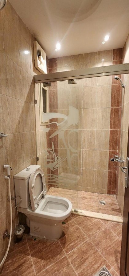 شقة بثلاث غرف نوم وصالة - image 2